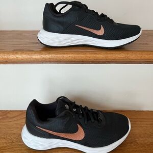 Nike Revolution 6 Next Nature ~ Dark Smoke Gray Metallic Copper Swoosh Size 7.5